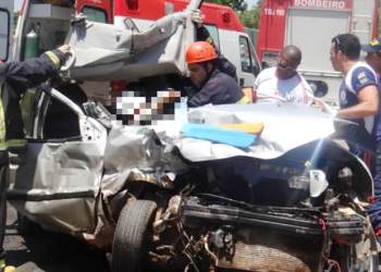 Mulher fica presa nas ferragens após colidir carro com carreta