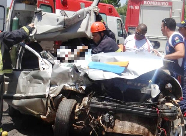 Mulher fica presa nas ferragens após colidir carro com carreta