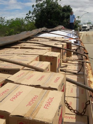 Caminhão com 3,5 mil caixas de vodka e cachaça é apreendido na BA