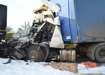 Engavetamento com caminhões, carro e carreta deixa dois mortos na BR-101
