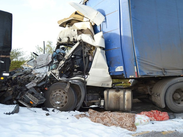 Engavetamento com caminhões, carro e carreta deixa dois mortos na BR-101