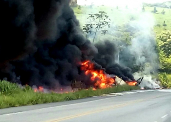 Caminhão tanque tomba, pega fogo e duas pessoas morrem