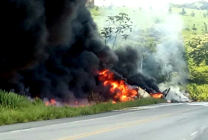 Caminhão tanque tomba, pega fogo e duas pessoas morrem