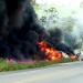 Caminhão tanque tomba, pega fogo e duas pessoas morrem
