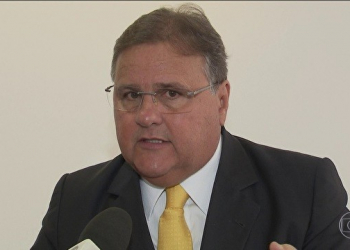 Oposição quer saída de Geddel; base sai em defesa de ministro