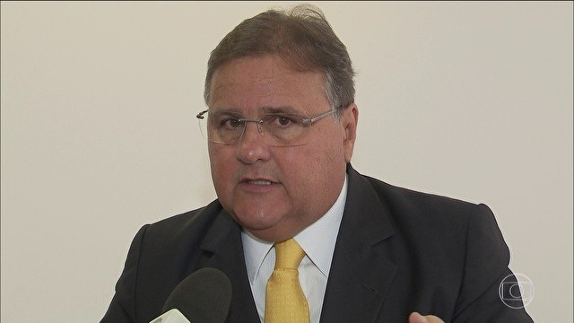 Oposição quer saída de Geddel; base sai em defesa de ministro
