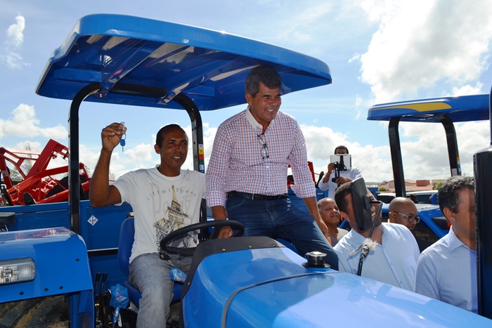 Governador entrega obras em Serrinha e reforça a agricultura familiar na região; Gika Lopes agradece