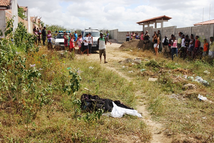Homicídio teria acontecido por volta das 23h de segunda, mas corpo só foi encontrado na manhã de hoje