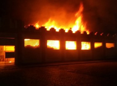 Ipirá: Fogo destrói estrutura de Mercado de Artes