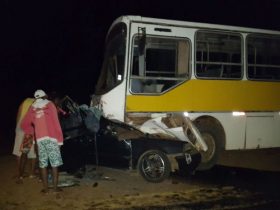 Carro invadiu contramão e colidiu com ônibus