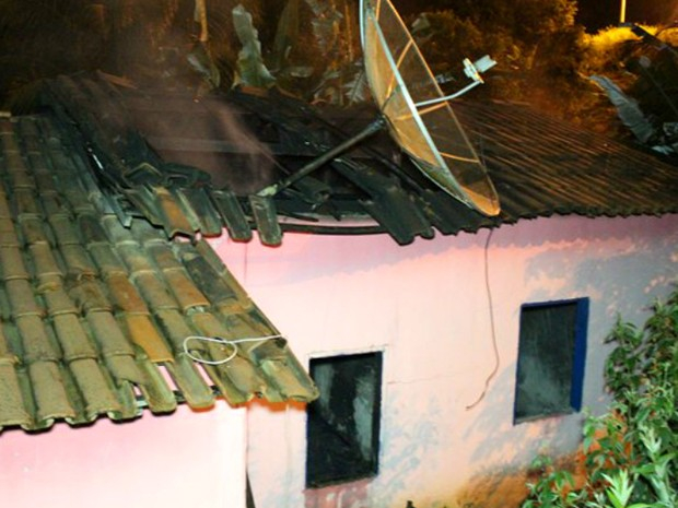 Homem é suspeito de matar esposa e atear fogo na casa da mãe