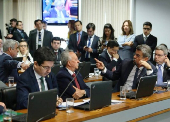 Comissão do Senado aprova simbolicamente fim do foro privilegiado para autoridades