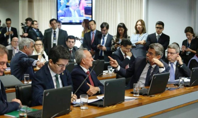 Comissão do Senado aprova simbolicamente fim do foro privilegiado para autoridades