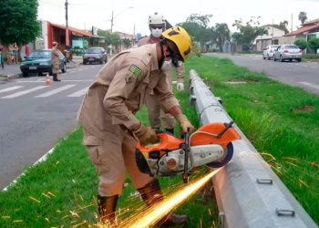 Corpo em decomposição é encontrado dentro de poste em Goiânia
