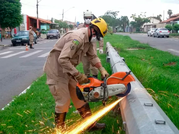 Corpo em decomposição é encontrado dentro de poste em Goiânia