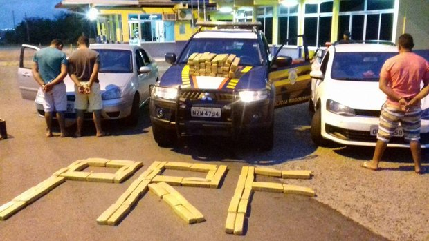 PRF prende três homens com 115 kg de maconha indo da Bahia para Pernambuco