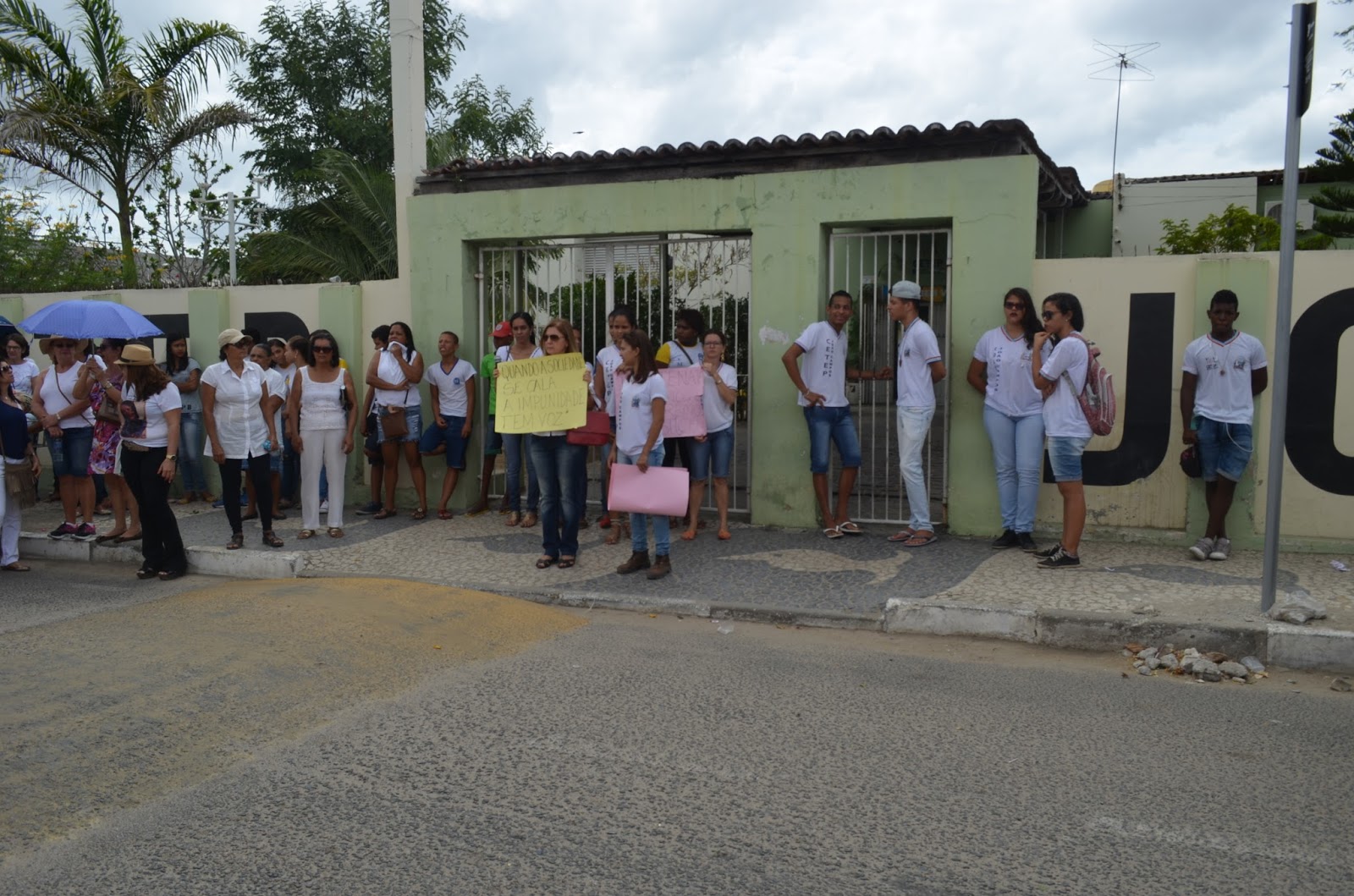 Riachão do Jacuípe: manifestantes pedem agilidade da justiça para descobrir e prender o assassino da professora Ienata Rios