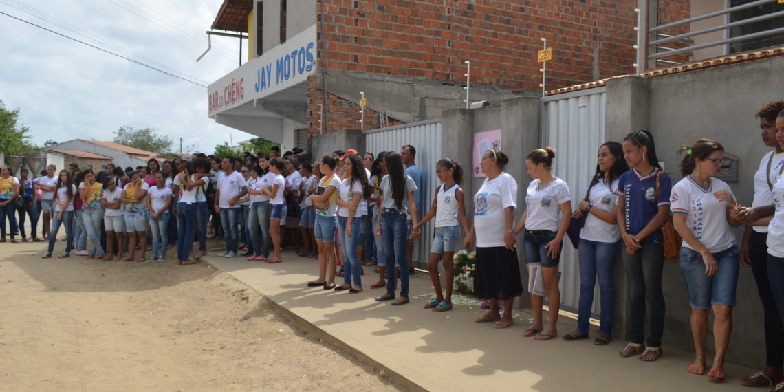Riachão do Jacuípe: manifestantes pedem agilidade da justiça para descobrir e prender o assassino da professora Ienata Rios