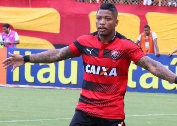 Herói: após salvar Vitória de revés, Marinho diz que time devia resposta à torcida