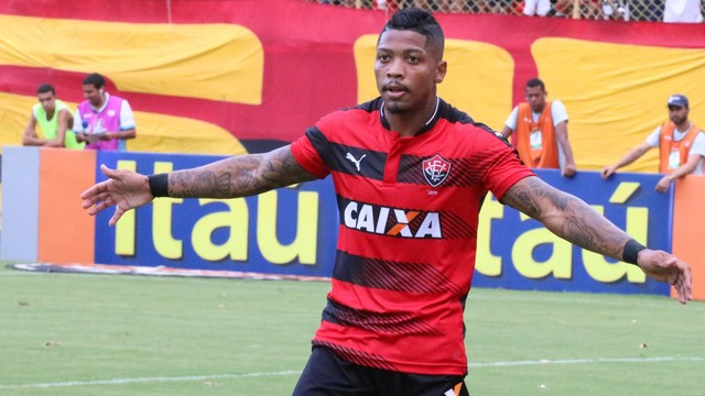 Herói: após salvar Vitória de revés, Marinho diz que time devia resposta à torcida