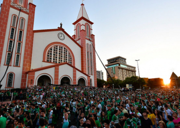 Torcida vai a estádio da Chapecoense para homenagear vítimas: ‘É campeão’