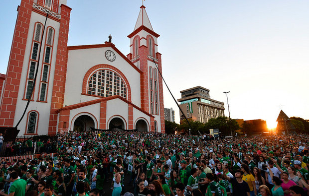 Torcida vai a estádio da Chapecoense para homenagear vítimas: ‘É campeão’