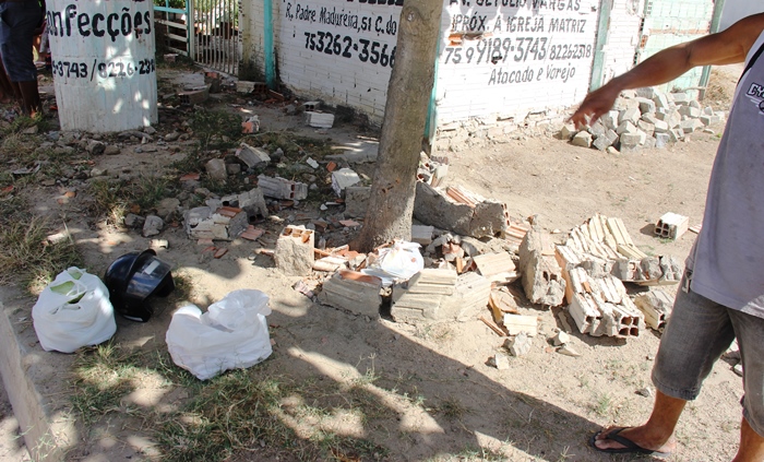 Local onde a moto bateu ficou completamente destruído