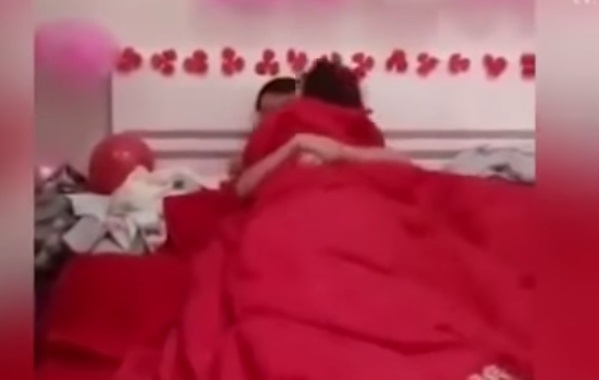 Noivos são forçados a fazer sexo na frente de convidados da festa de casamento