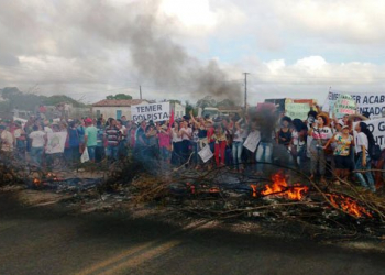 Manifestantes fecham BR-116 em protesto contra Michel Temer e PEC que limita gastos