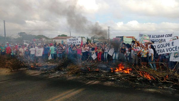 Manifestantes fecham BR-116 em protesto contra Michel Temer e PEC que limita gastos