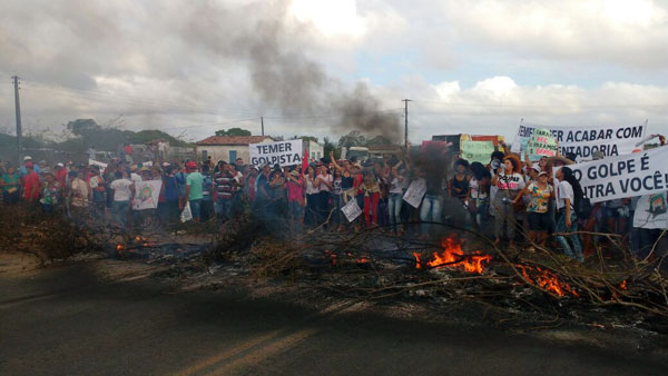 Manifestantes fecharam a BR-116 Norte no início da manhã desta sexta-feira