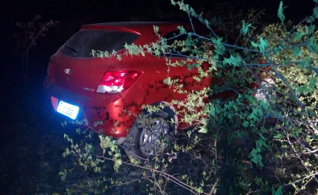 Veículo estava com placa adulterada e tinha restrição de roubo