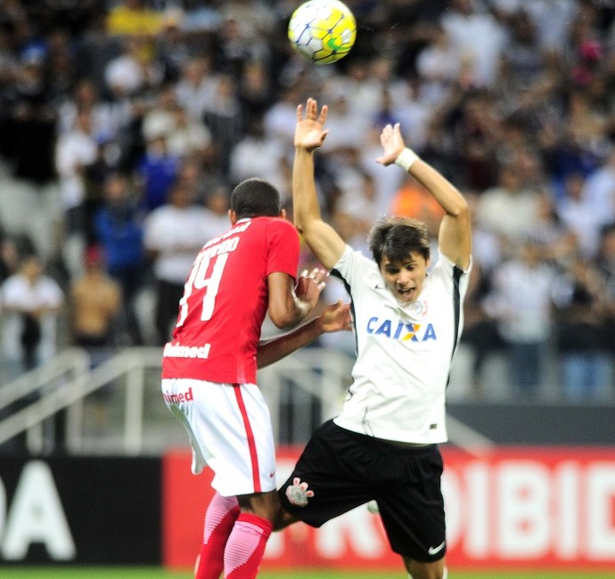 Gol do Corinthians foi de pênalti bastante contestado pelo Inter