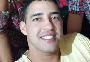 Os bandidos levaram a arma do policial