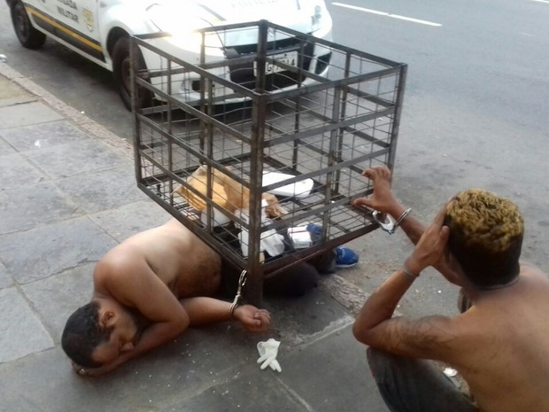 RS: presos são algemados em lixeira após horas dentro de viatura