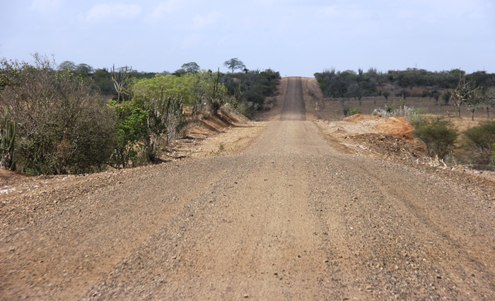 Este estado que se encontra a rodovia sentido Coité é muito perigoso, pois a areia está solta faz com que o motorista perca o controle com facilidade
