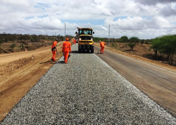 Trecho da BA 120 Riachão – Coité começa a receber camada de asfalto