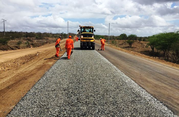 Trecho da BA 120 Riachão – Coité começa a receber camada de asfalto