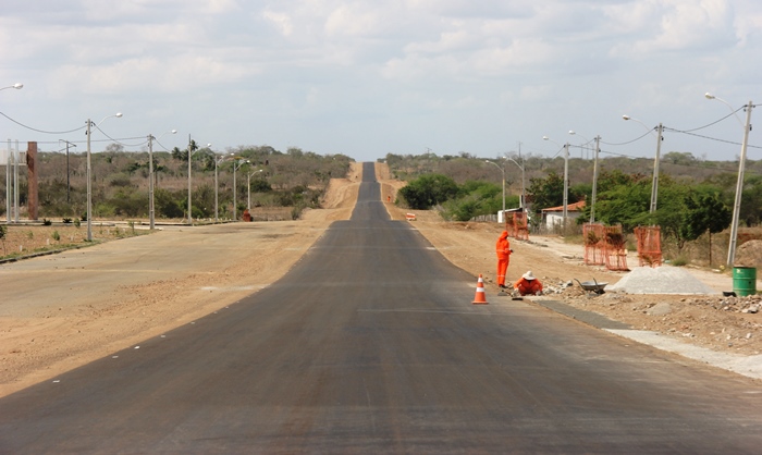 Base pronta para receber o asfalto já chega a cerca de 8 km