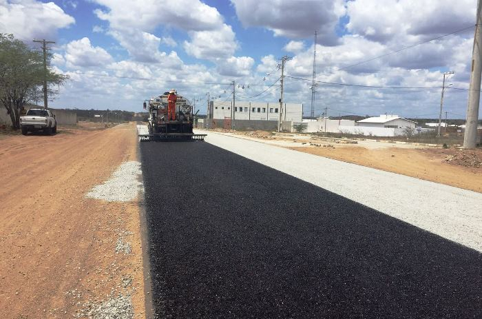 Trecho da BA 120 Riachão – Coité começa a receber camada de asfalto