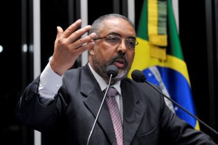 Paim é gaúco de Caxias do Sul e mantém o respeito pelo seu trabalho no Senado