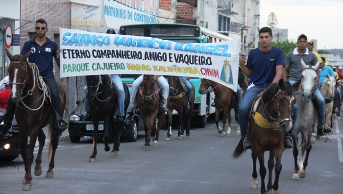 Miguelzinho (a direita) filho mais velho de Maurício não escondeu a tristeza | Foto: Raimundo Mascarenhas