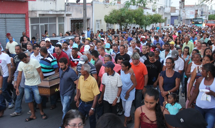 Coité – Muita comoção marca sepultamento do corpo de Mauricio Rangel