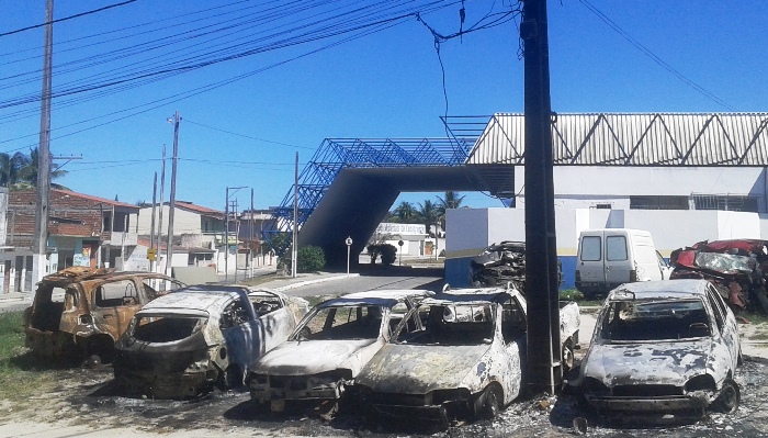 Veículos posicionados de frente para Delegacia e ao fundo o Terminal Rodoviário | Foto: Raimundo Mascarenhas
