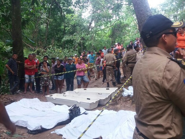 10 morrem em desabamento de gruta durante cerimônia religiosa