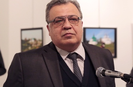 Embaixador russo é morto por atirador na Turquia