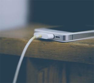 Bebê de 7 meses morre eletrocutada ao brincar com cabo de smartphone