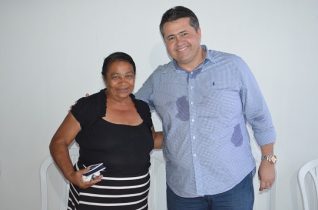 Moradora agradece a presença do deputado