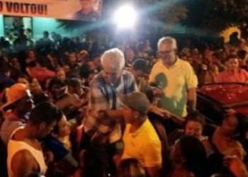 Prefeito de Riacho de Santana deixa prisão e é recebido com festa no município