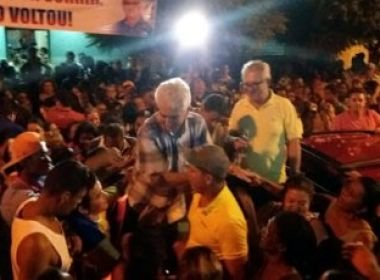 Prefeito de Riacho de Santana deixa prisão e é recebido com festa no município